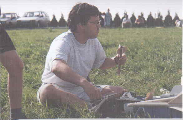 notre energumène en train de vérifier les fusées